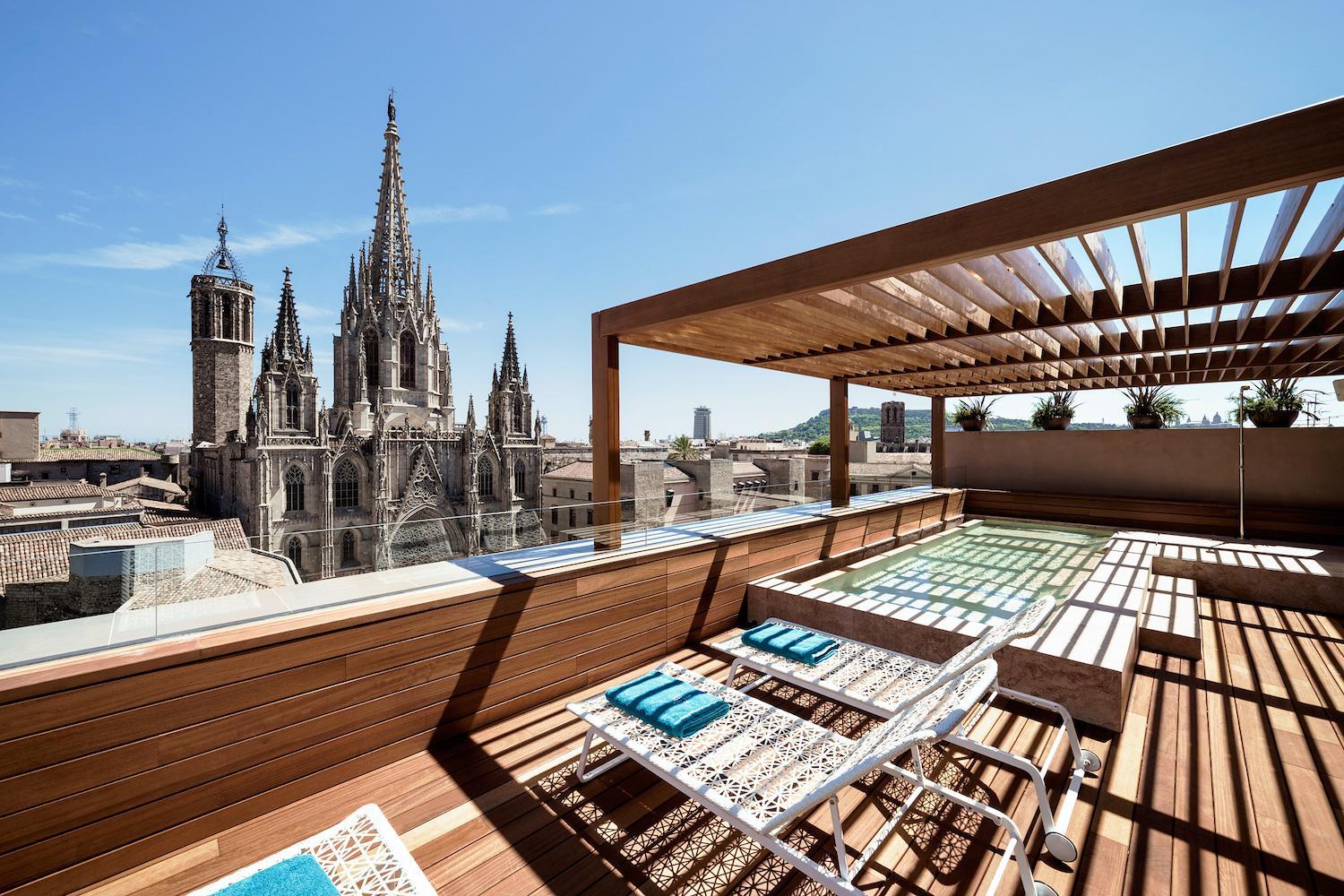 Панорамная терраса в отеле Colón в Барселоне. Купить квартиру в агентстве элитной недвижимости в Барселоне Top House Realty.