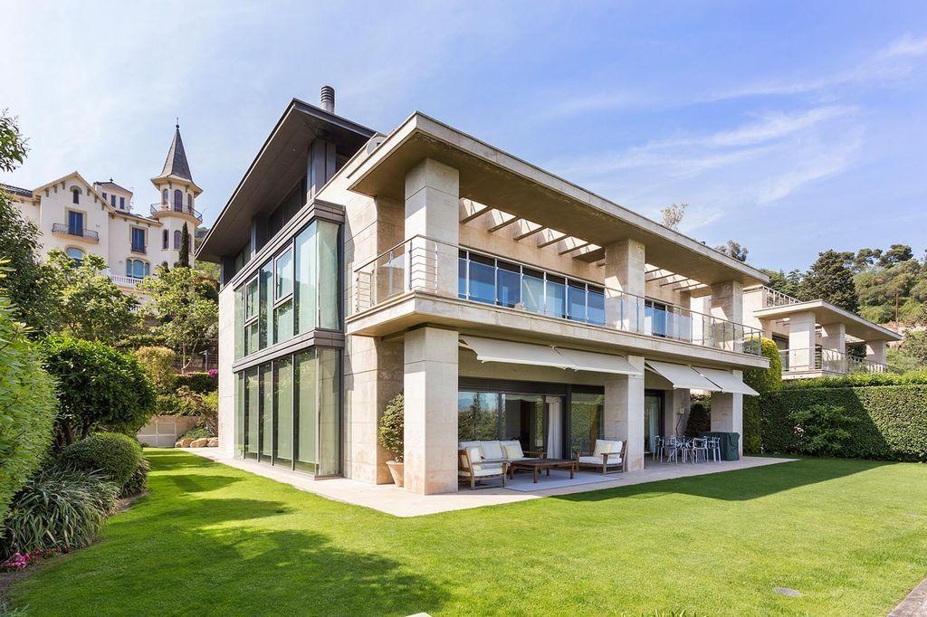 Купить дом в Испании на берегу моря, Барселона. Агентство недвижимости Top House Realty.