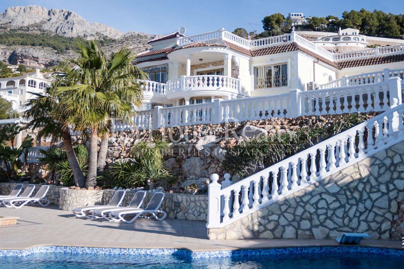 Купить виллу в Испании с видом на море и горы. Агентство недвижимости в Барселоне Top House Realty.