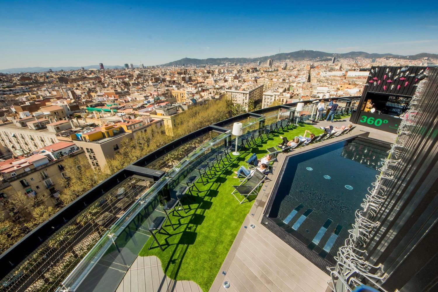 Панорамный вид из Террасы 360° в Barceló Raval в Барселоне, Испания. Top House Realty