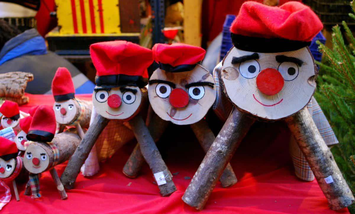 Кага Тио. Рождество в Барселоне, Испания. Рождество в Барселоне: необычные традиции, атрибуты, идеи. Top House Realty.