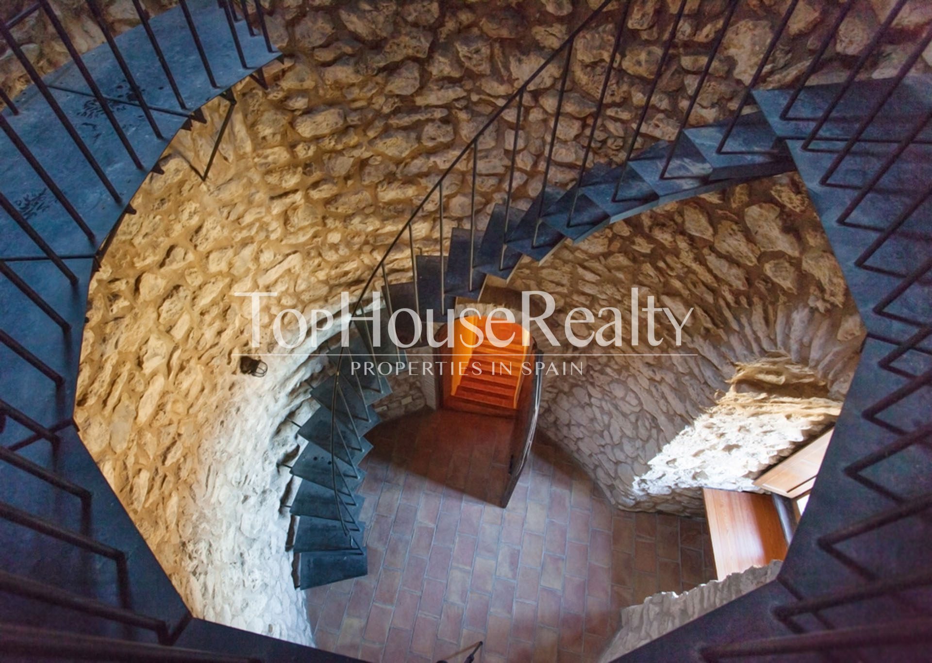 Дом с историей и потрясающей природой вокруг, вблизи Барселоны