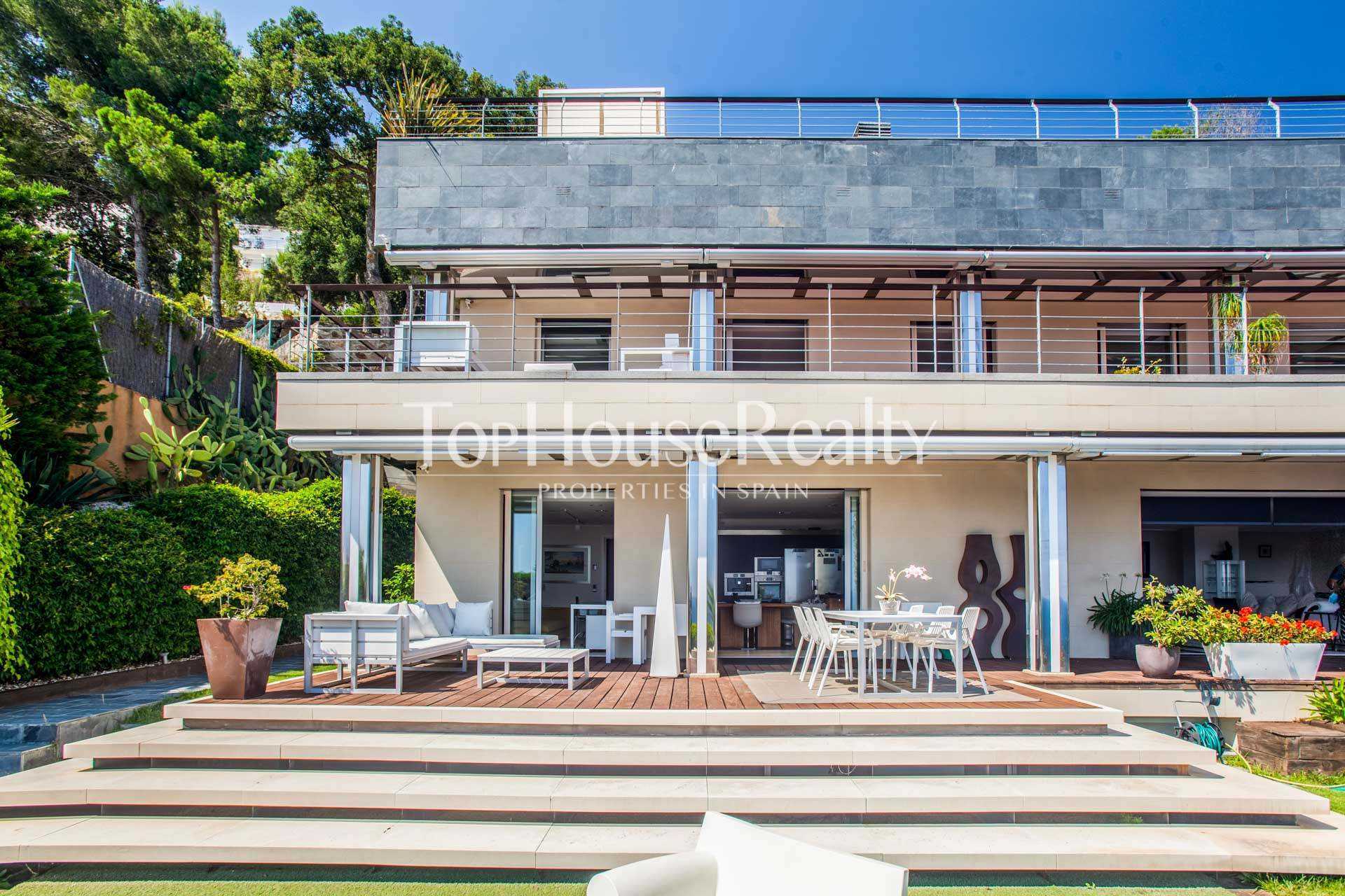 Впечатляющий дом с видом на море в Бланес, побережье Коста-Брава