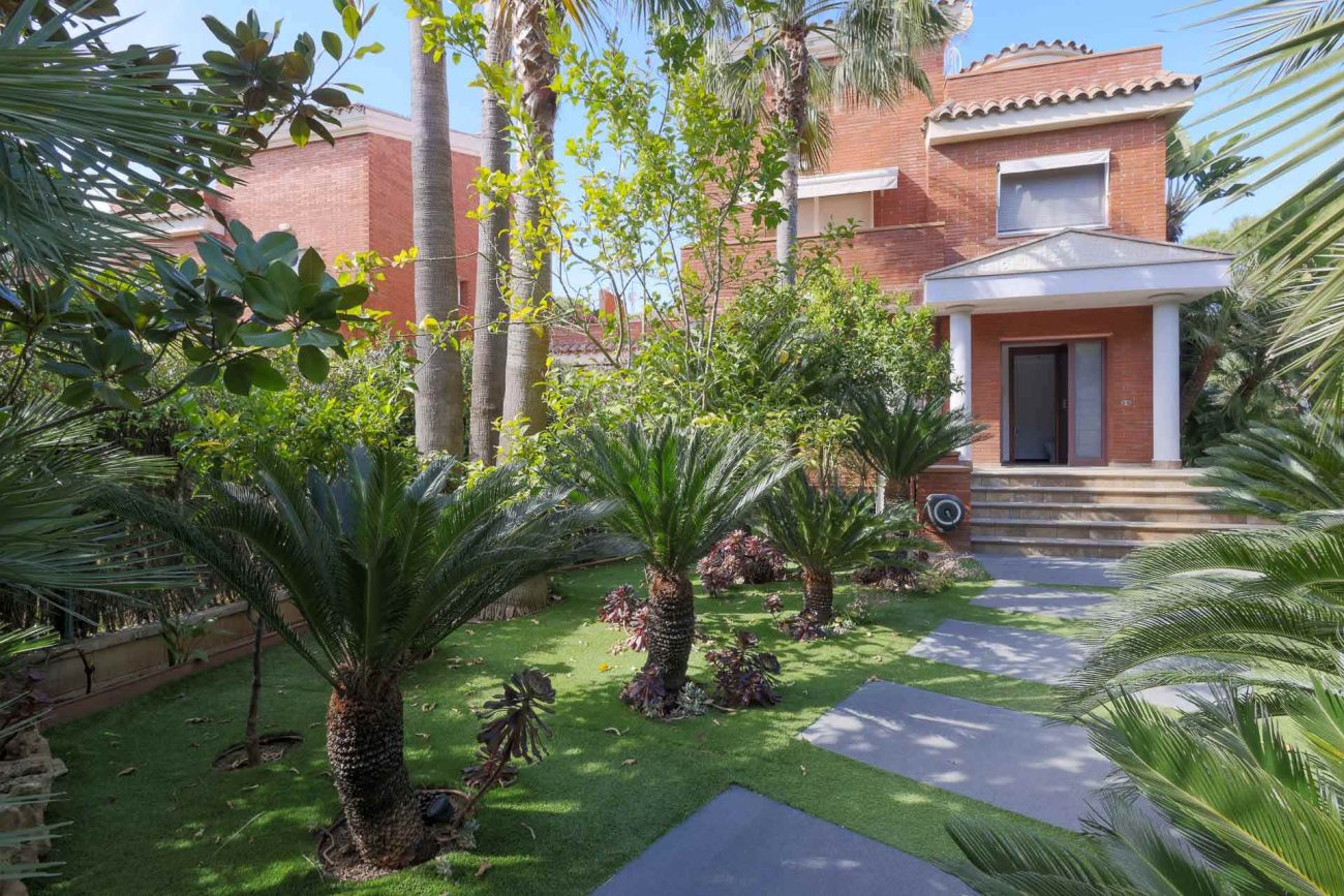 Вилла в Gavà Mar — вторая линия от моря, сад, бассейн и полная приватность