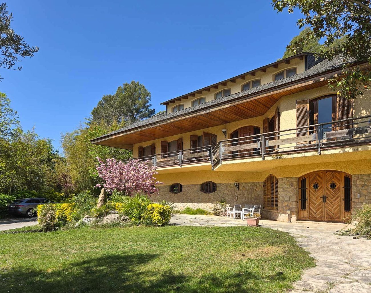 Вилла в Begues — уникальная усадьба с участком 6.000 м² и инвестиционным потенциалом