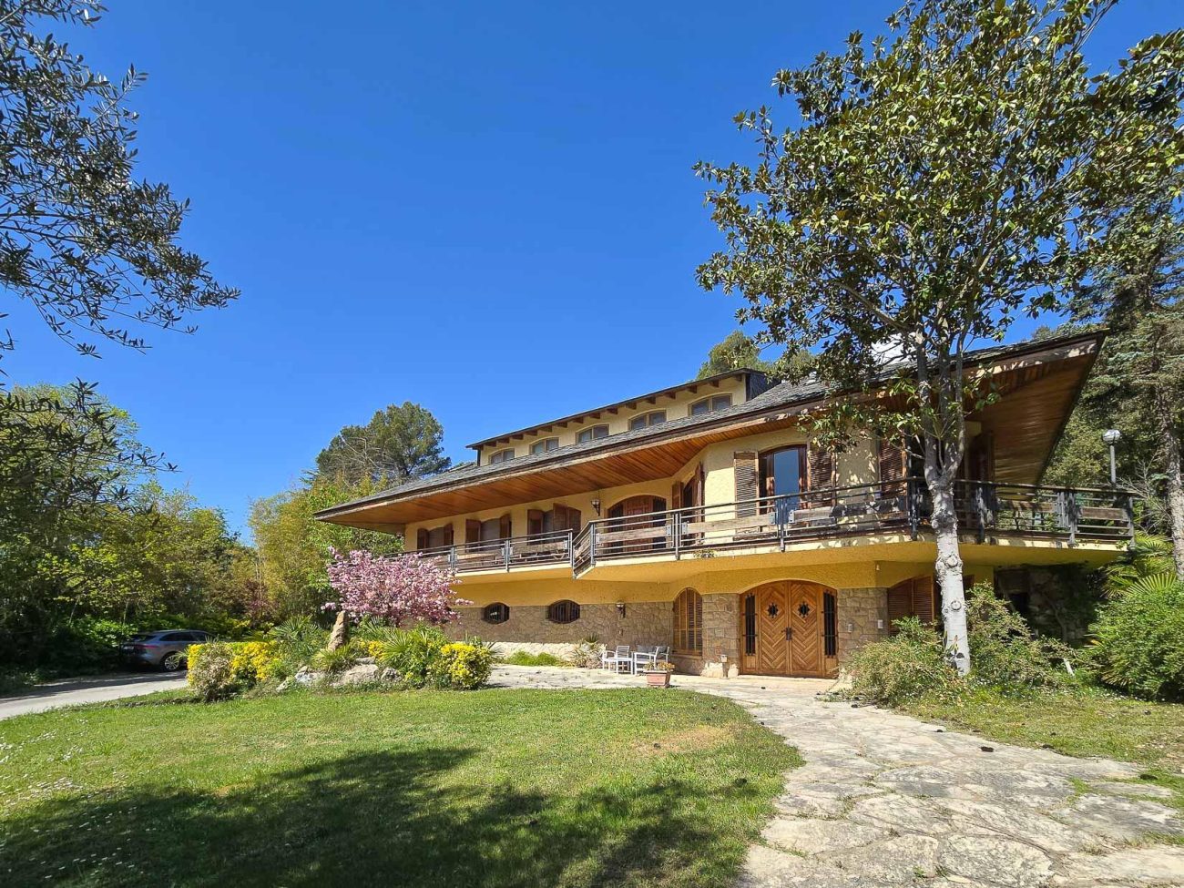 Вилла в Begues — уникальная усадьба с участком 6.000 м² и инвестиционным потенциалом