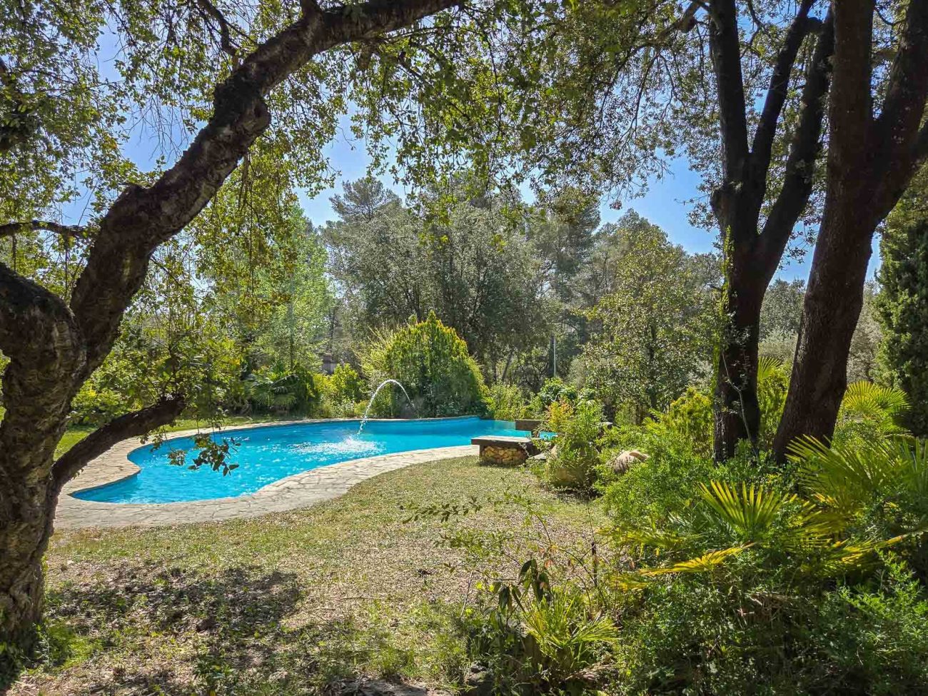 Вилла в Begues — уникальная усадьба с участком 6.000 м² и инвестиционным потенциалом