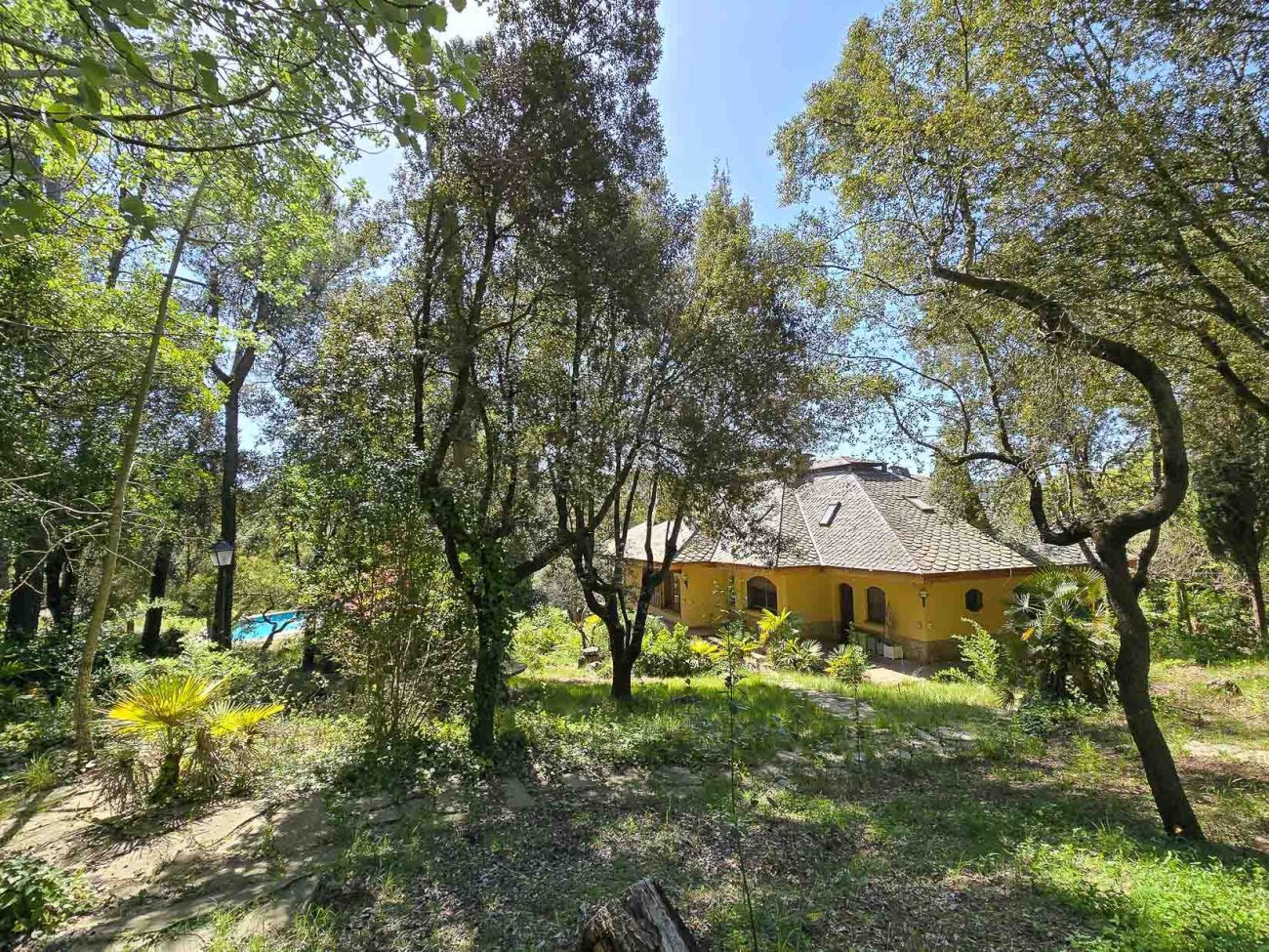 Вилла в Begues — уникальная усадьба с участком 6.000 м² и инвестиционным потенциалом
