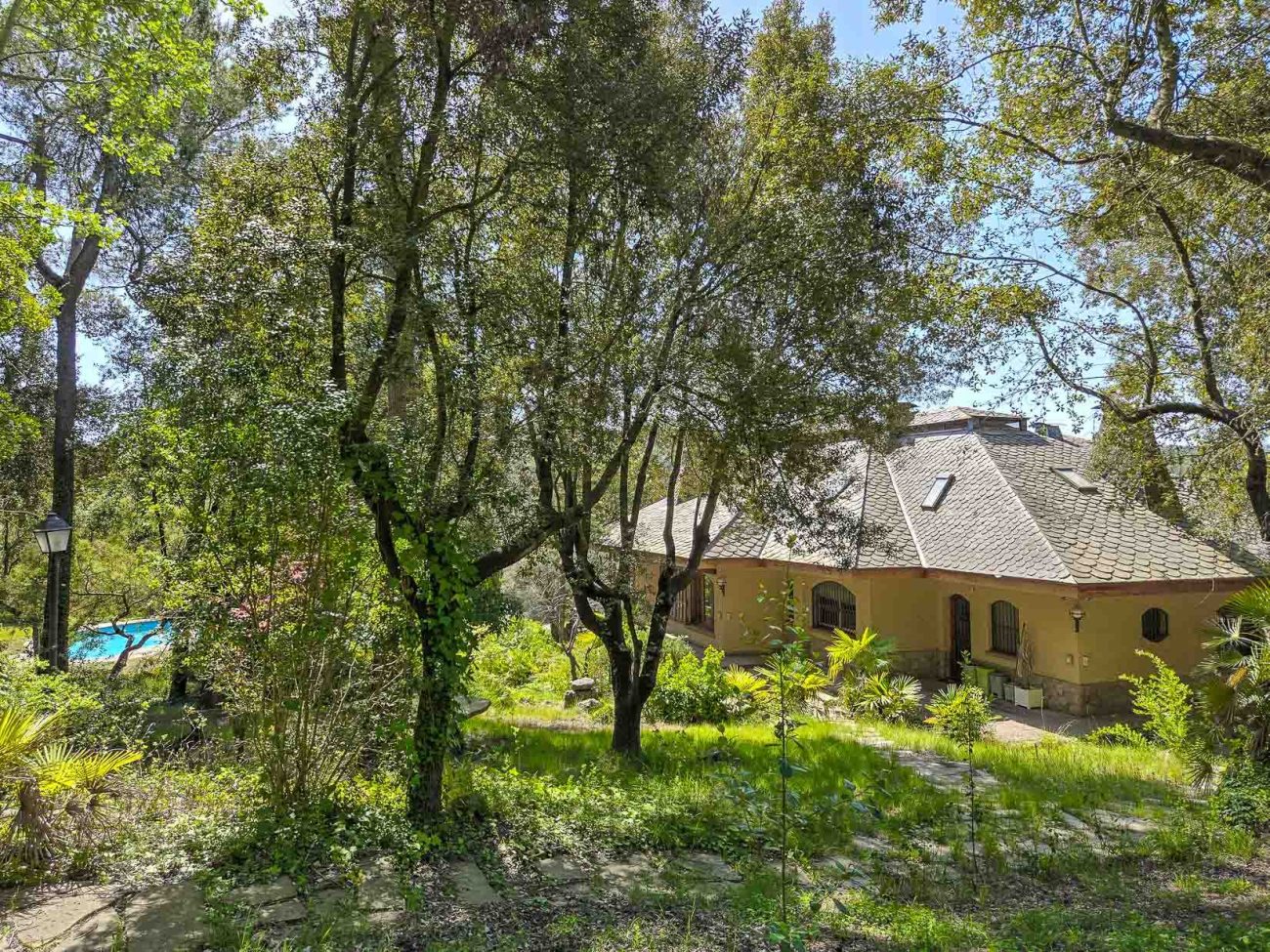 Вилла в Begues — уникальная усадьба с участком 6.000 м² и инвестиционным потенциалом