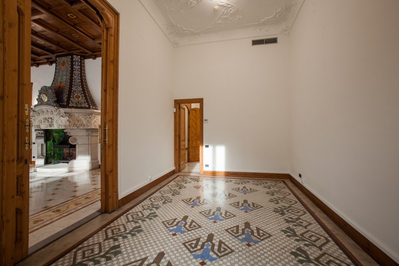Современный офис в модернистском здании в центре города