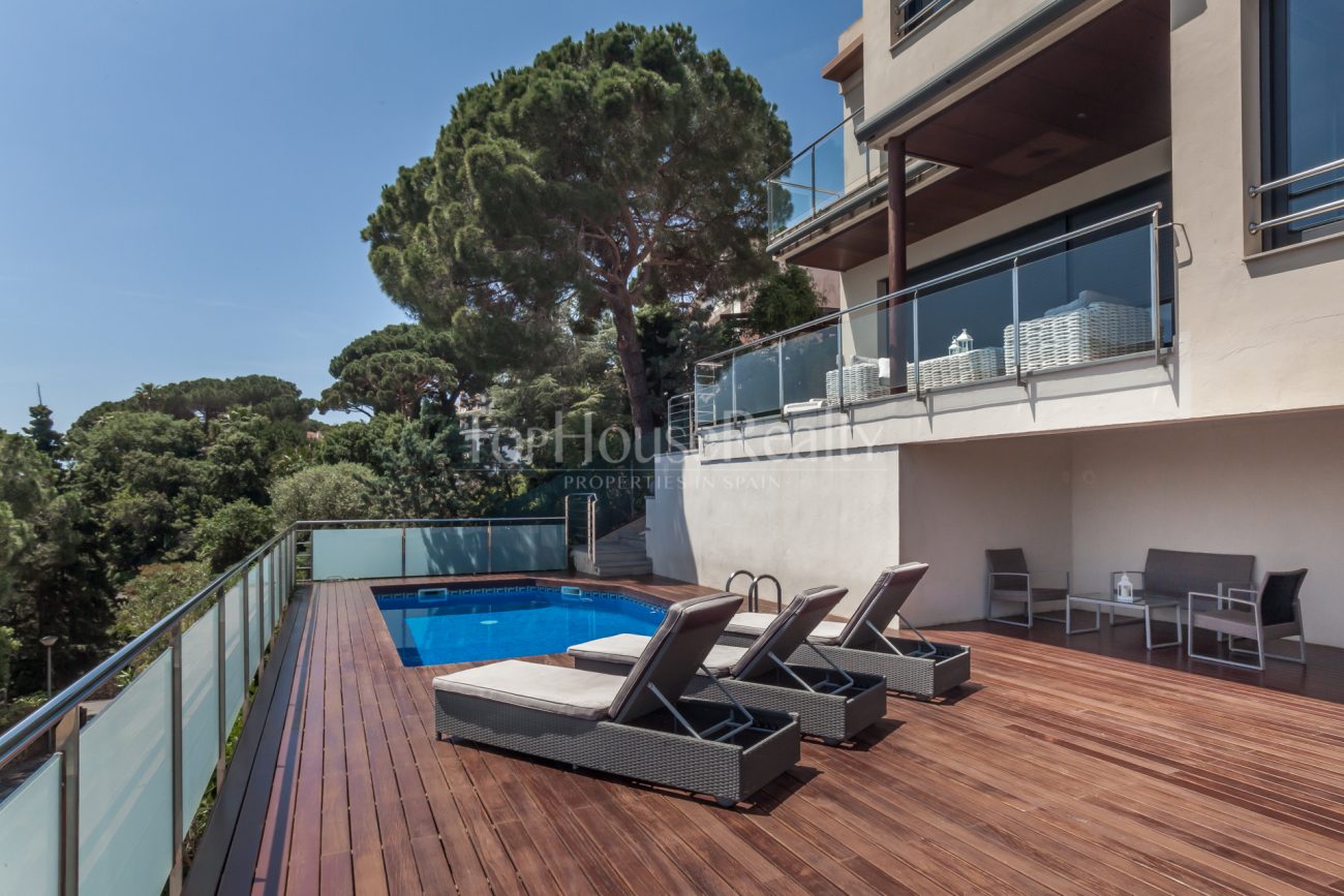 Современная вилла с прекрасным панорамным видом