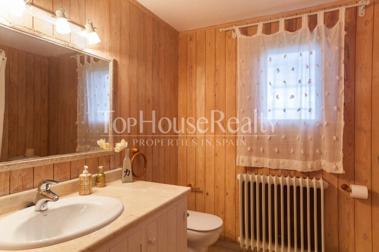 Уютная вилла у моря c бассейном, садом и видами на море в горде Плайа-де-Аро, побережье Коста Брава