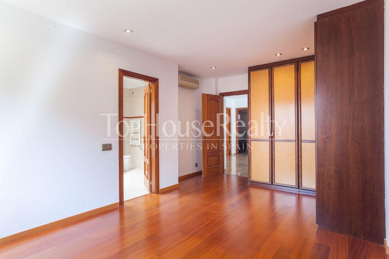 Большой дом в уникальном исполнении: сад, бассейн, лес, рядом с Барселоной