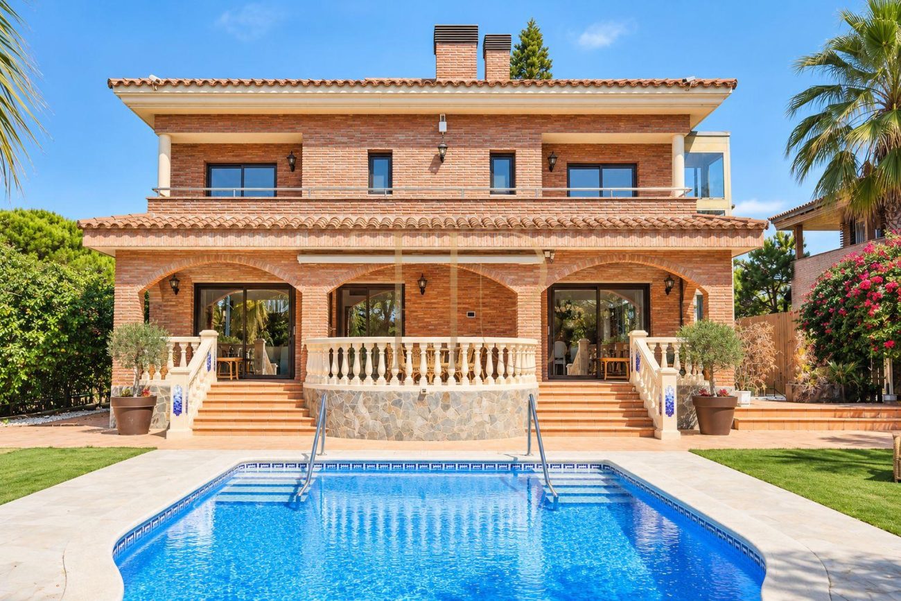 Современная вилла в аренду в Gavà Mar