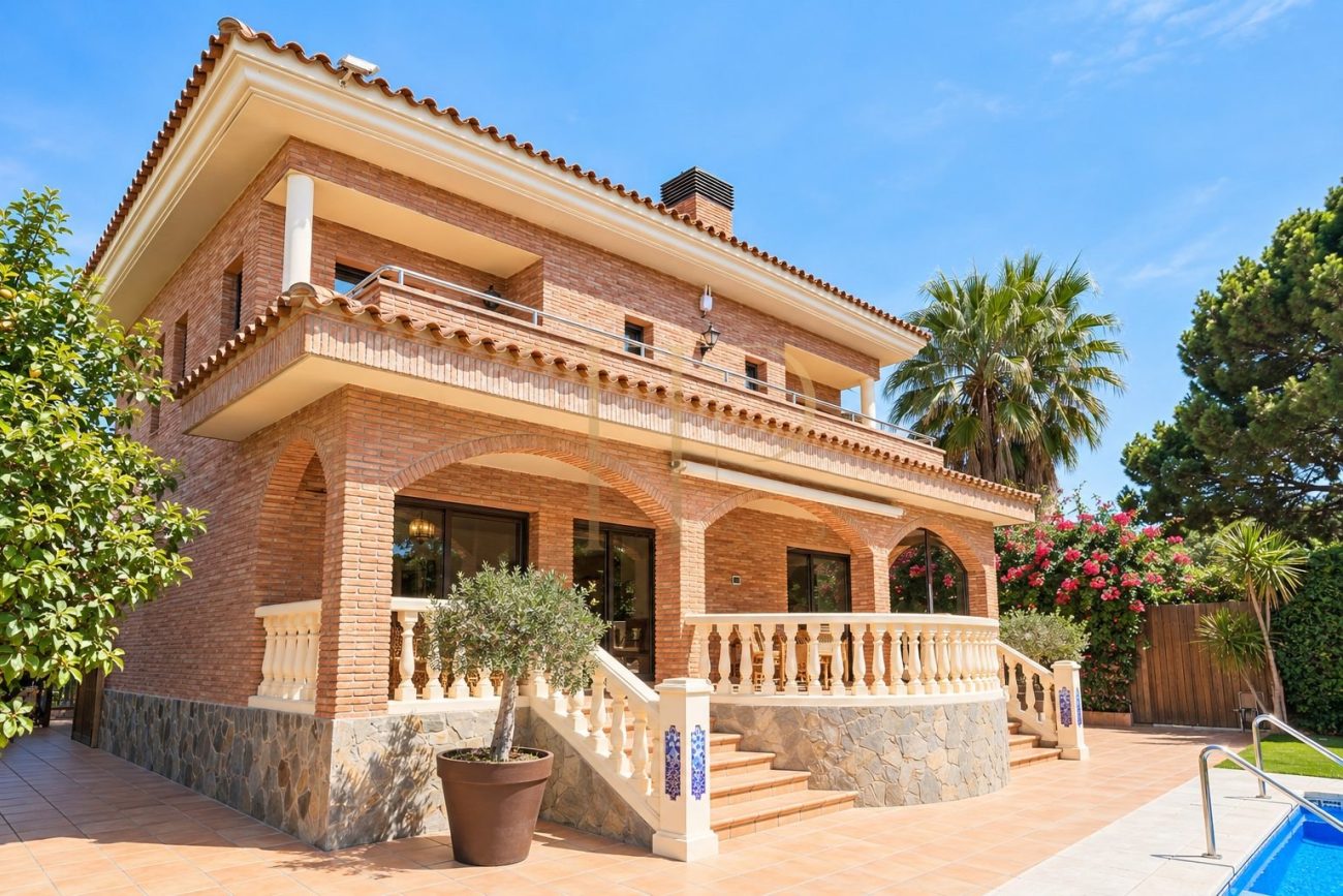 Современная вилла в аренду в Gavà Mar