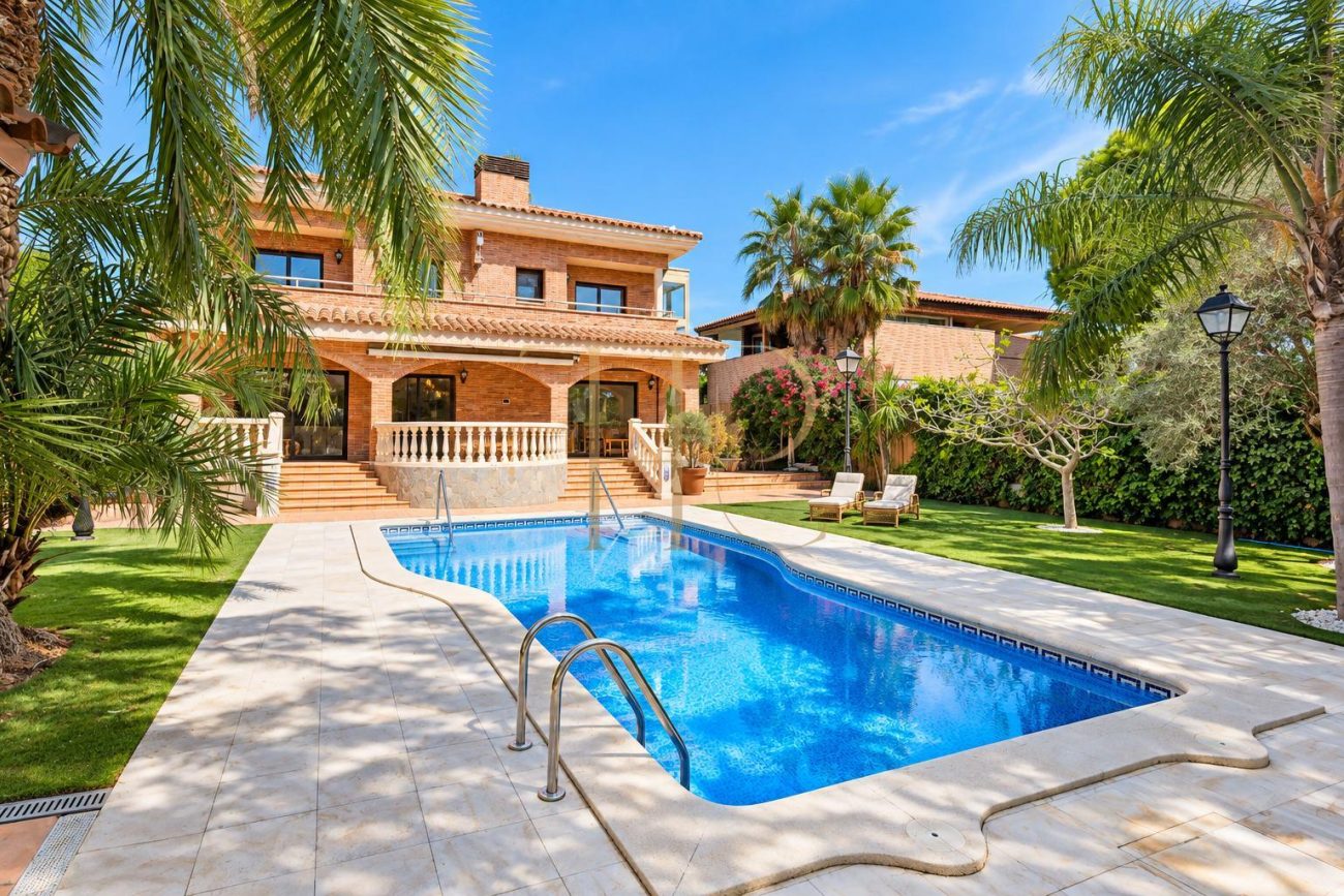 Современная вилла в аренду в Gavà Mar