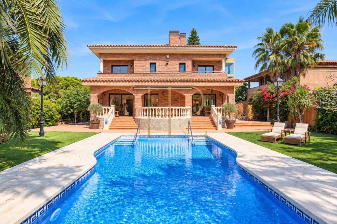 Современная вилла в аренду в Gavà Mar