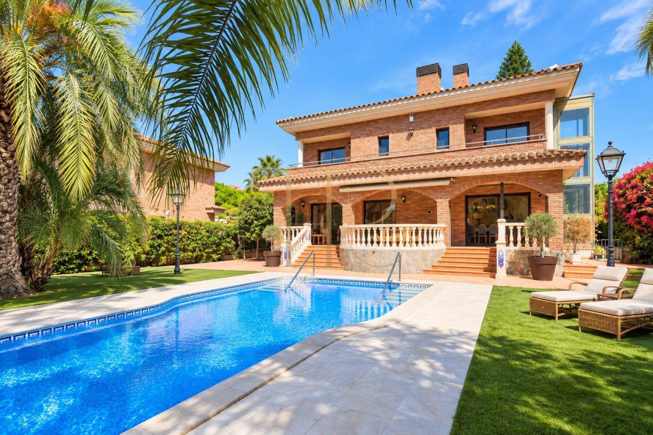 Современная вилла в аренду в Gavà Mar
