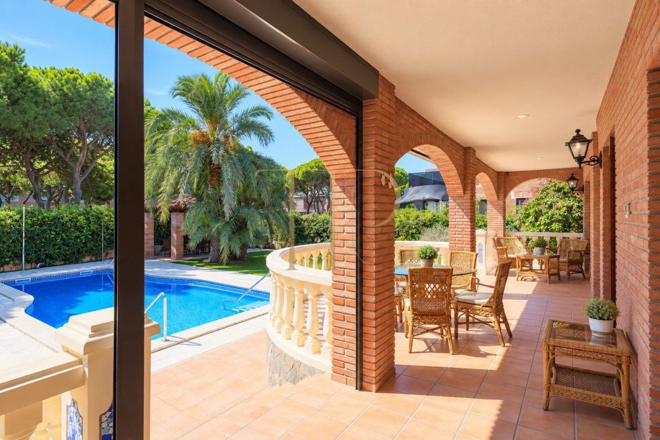 Современная вилла в аренду в Gavà Mar