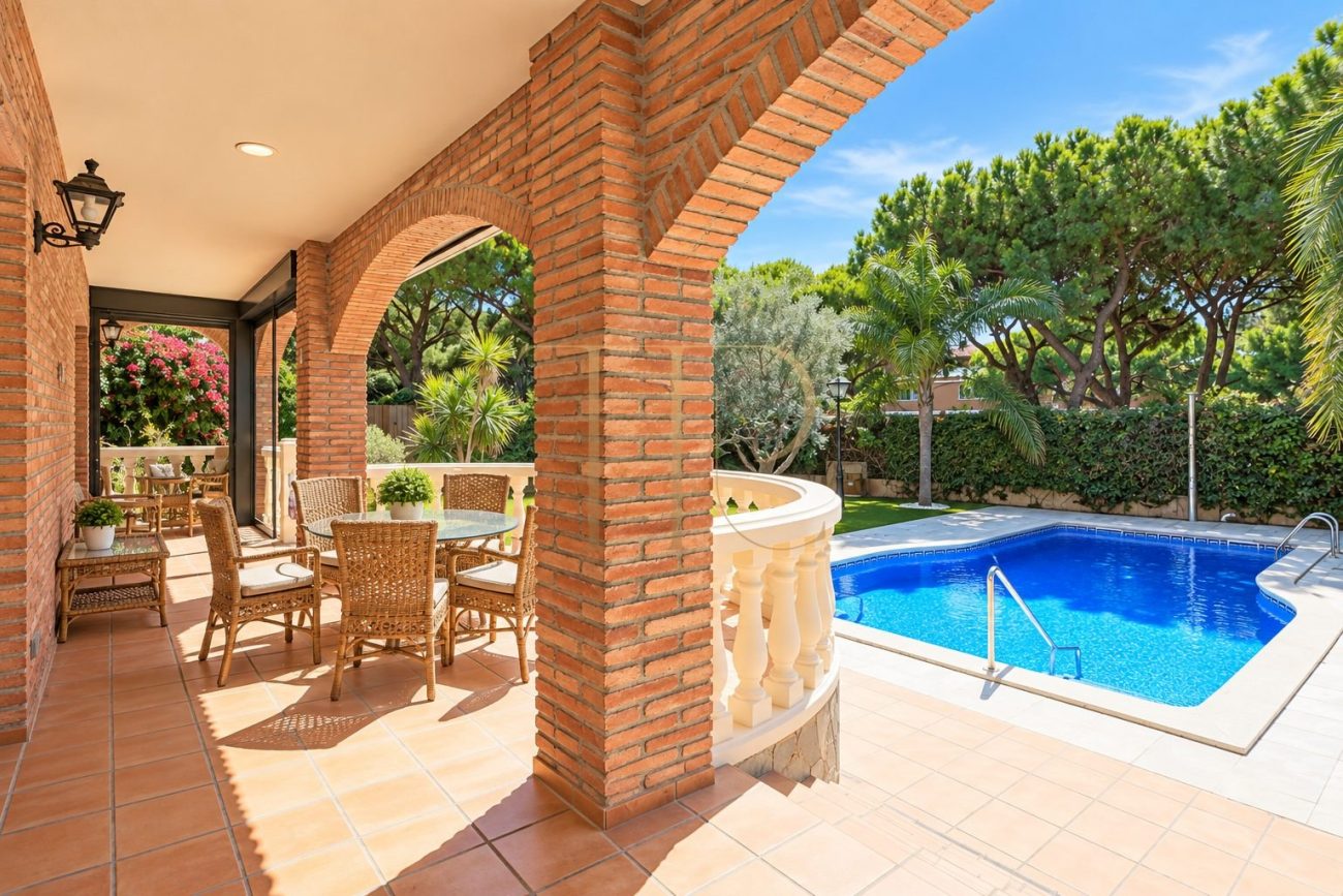 Современная вилла в аренду в Gavà Mar