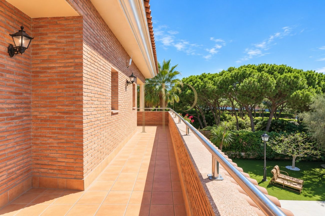 Современная вилла в аренду в Gavà Mar