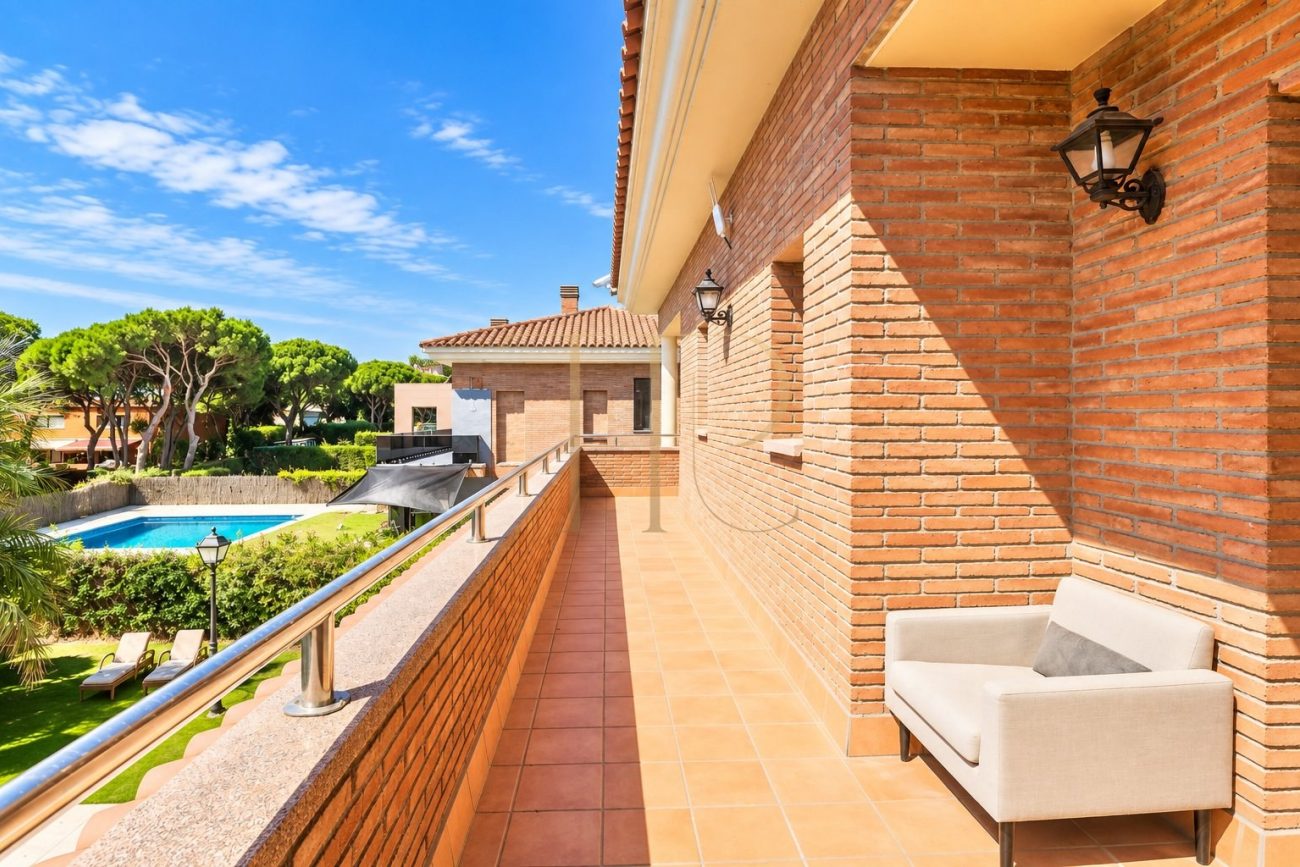 Современная вилла в аренду в Gavà Mar