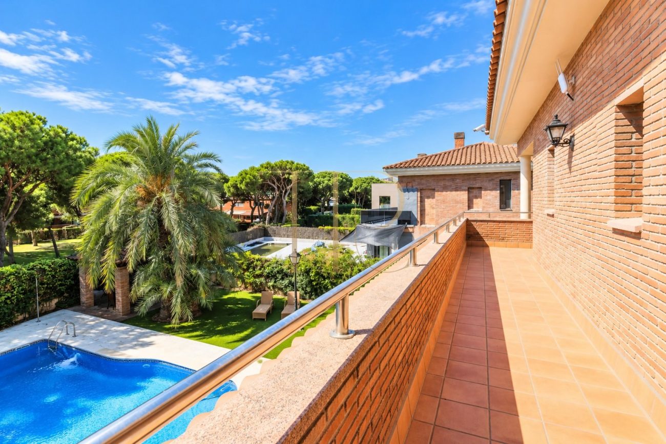 Современная вилла в аренду в Gavà Mar