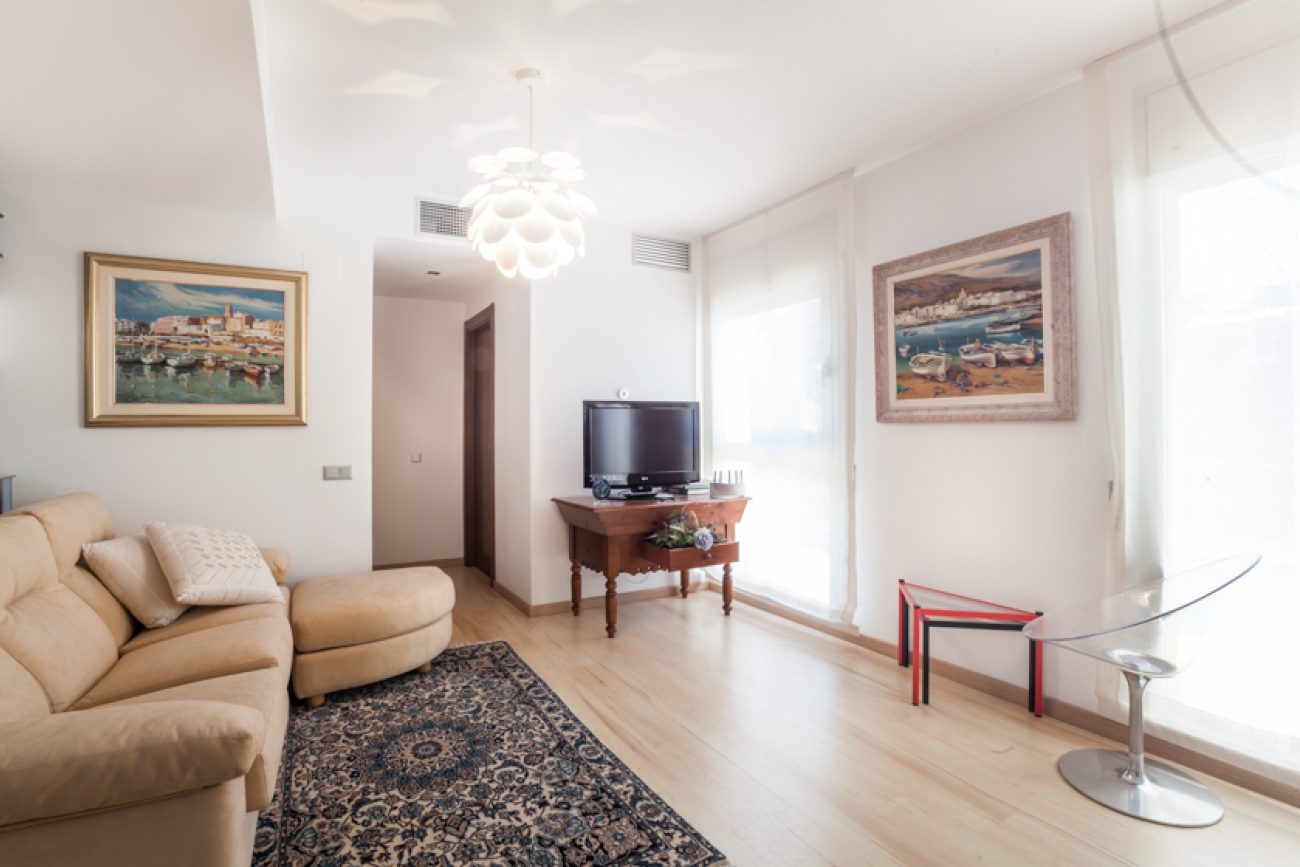 Таунхаус 160м² с бассейном и террасой всего в 100 м. от пляжа Сагаро, Испания