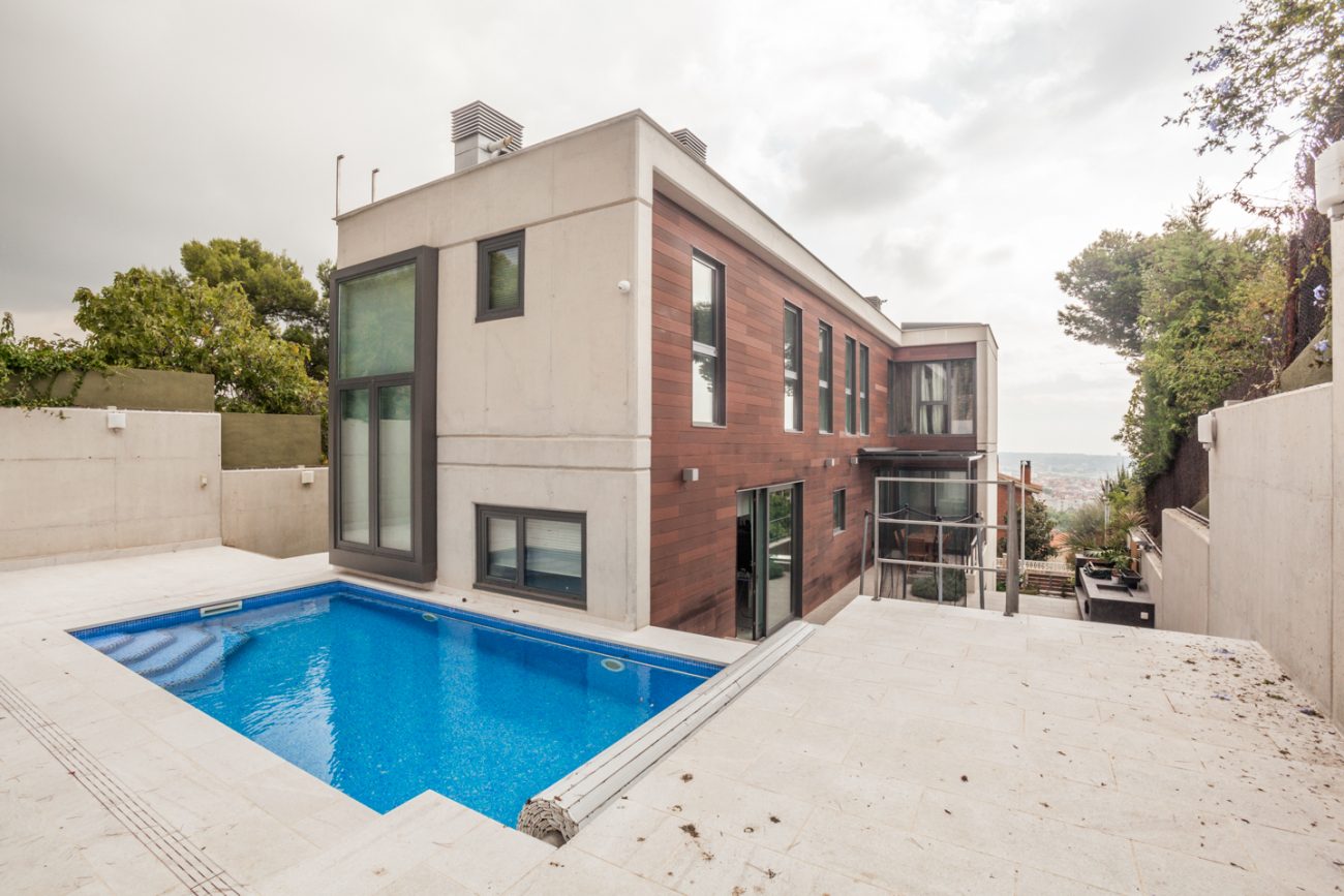 Отличный современный дом с видами в Castelldefels