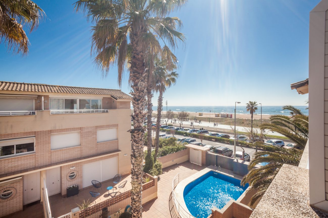 Таунхаус с видами на море в Castelldefels