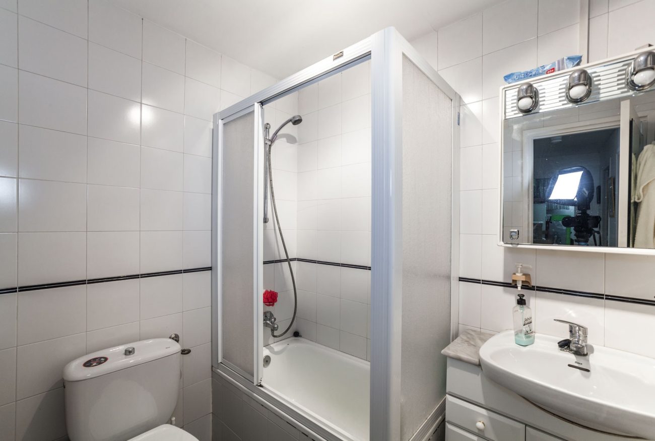 Большой дом под ремонт в Гава Мар на испанском побережье Коста Гарраф