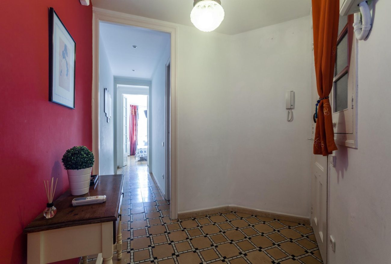 Квартира в Барселоне с туристической лицензией, 80м2