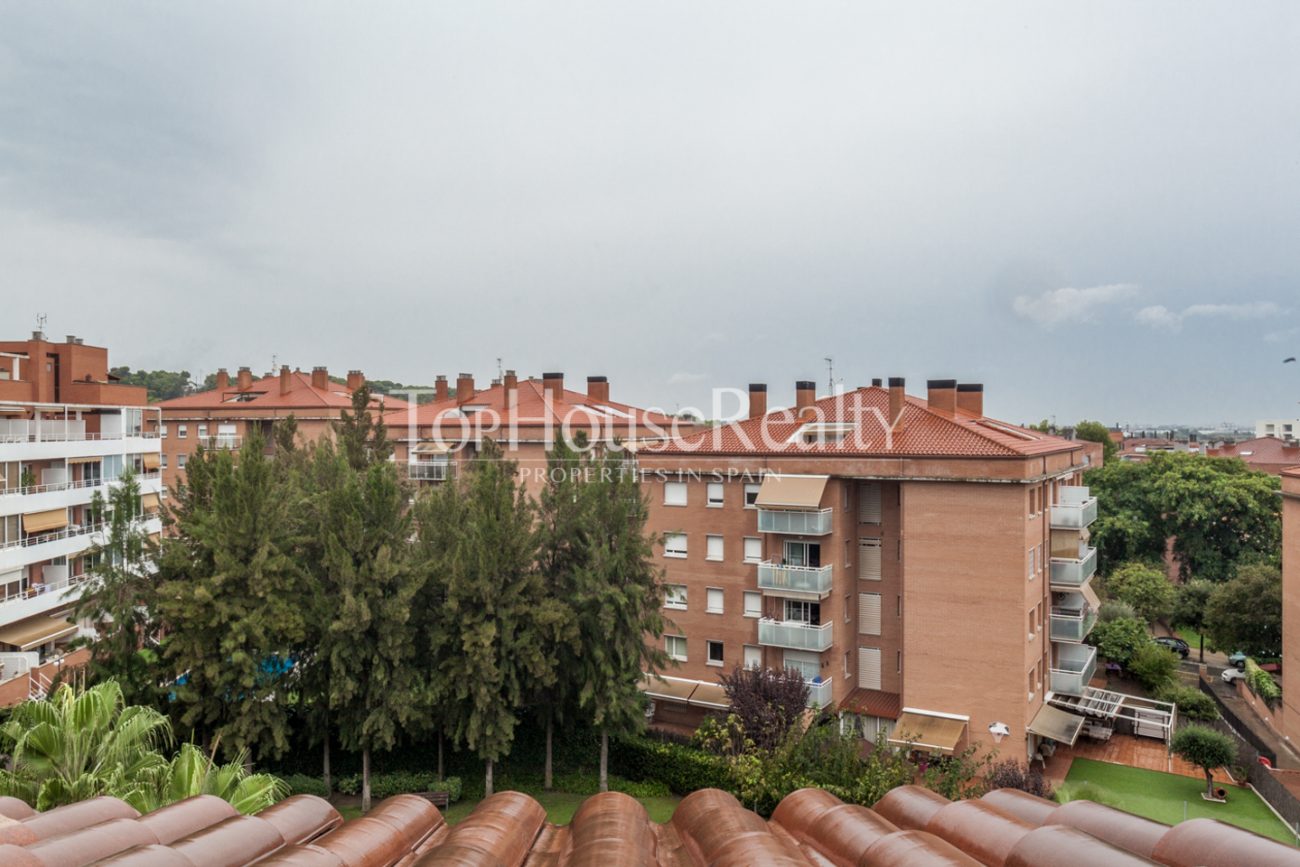 Прекрасная квартира-дуплекс в Castelldefels