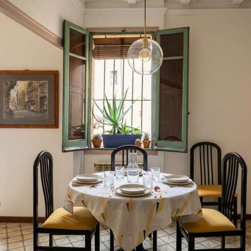 Квартира в Готическом квартале Барселоны — историческое здание и вид на церковь