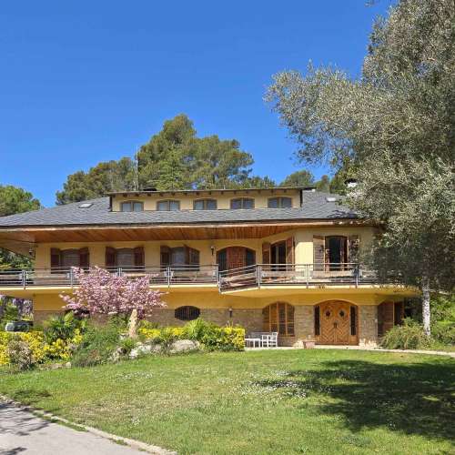 Вилла в Begues — уникальная усадьба с участком 6.000 м² и инвестиционным потенциалом