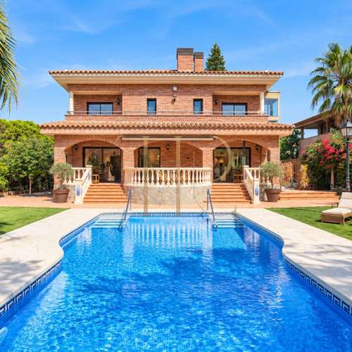 Современная вилла в аренду в Gavà Mar