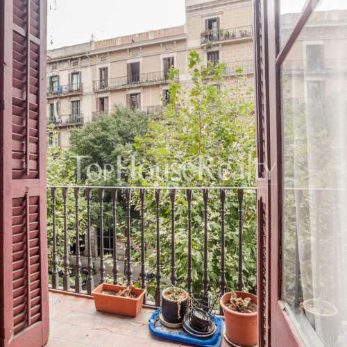Прекрасный вариант квартиры с террасой для инвестиции в Барселоне