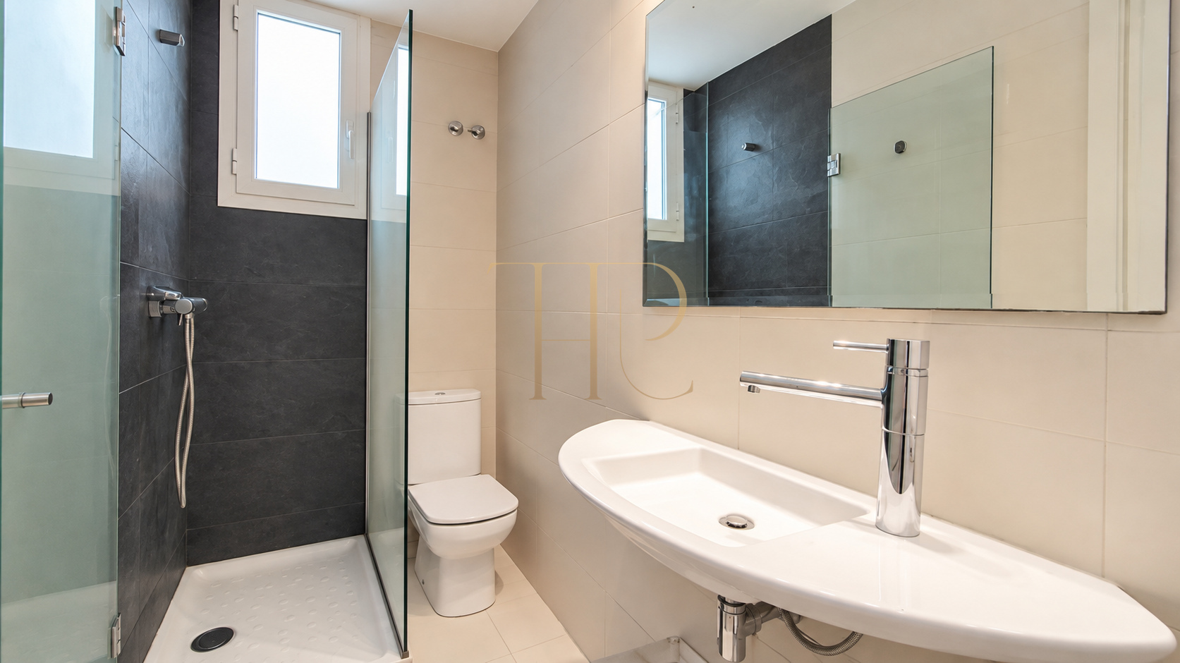 Квартира с четырьмя спальнями и балконом в Эшампле, Барселона