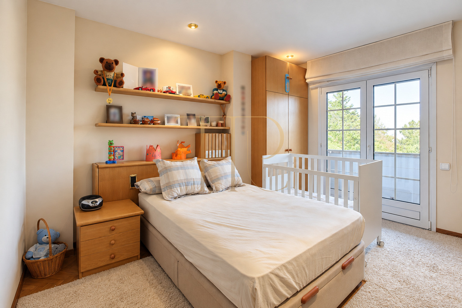 Угловой таунхаус с садом и бассейном в Сант-Жуст-Десверне