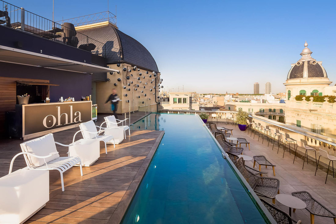 Бар и бассейн на крыше отеля Ohla. Аренда помещений в агентстве элитной недвижимости в Испании.